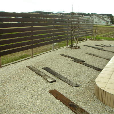 木製フェンスと砂利敷き画像1