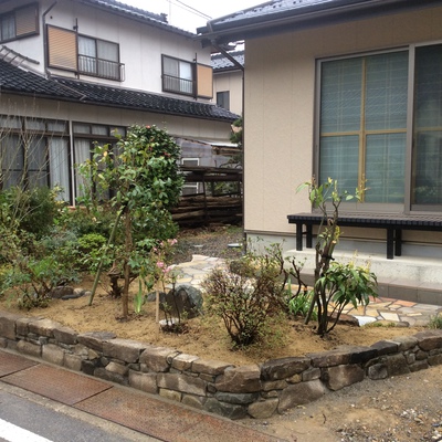 小端石積の前庭画像1